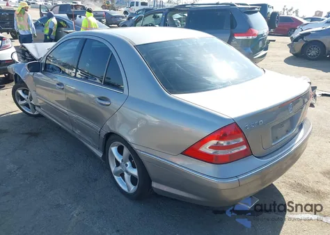 2006 Mercedes-Benz C 230 Sport z USA, uszkodzony, nr VIN WDBRF52H76A867404